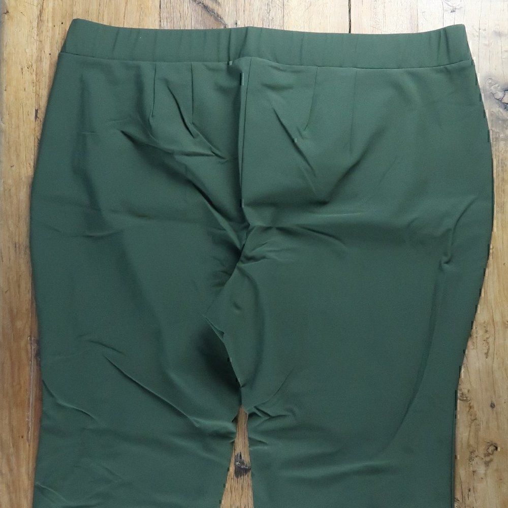LANE BRYANT OLIVE GREEN CAPRI PULL ON PANTS WITH ZIPPER POCKETS SIZE 24P - Picture 6 of 7